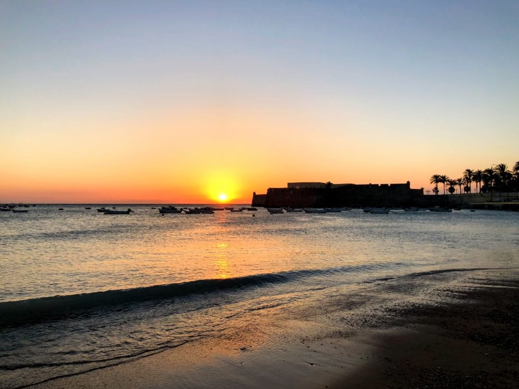 O que fazer em Cádiz, Espanha: por do sol na praia