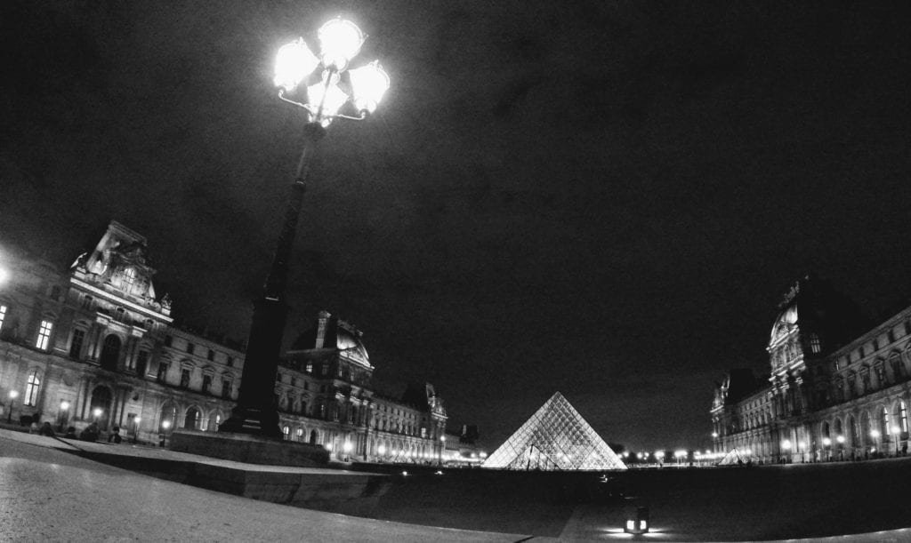 Museu do Louvre à noite, Paris, França