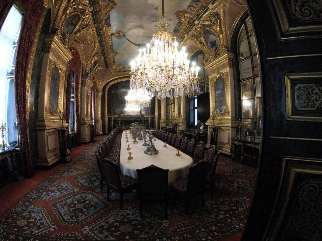 Apartamentos de Napoleão no Museu do Louvre em Paris