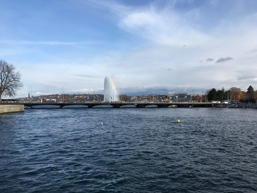 Jato d'água no lago de Genebra, Suíça
