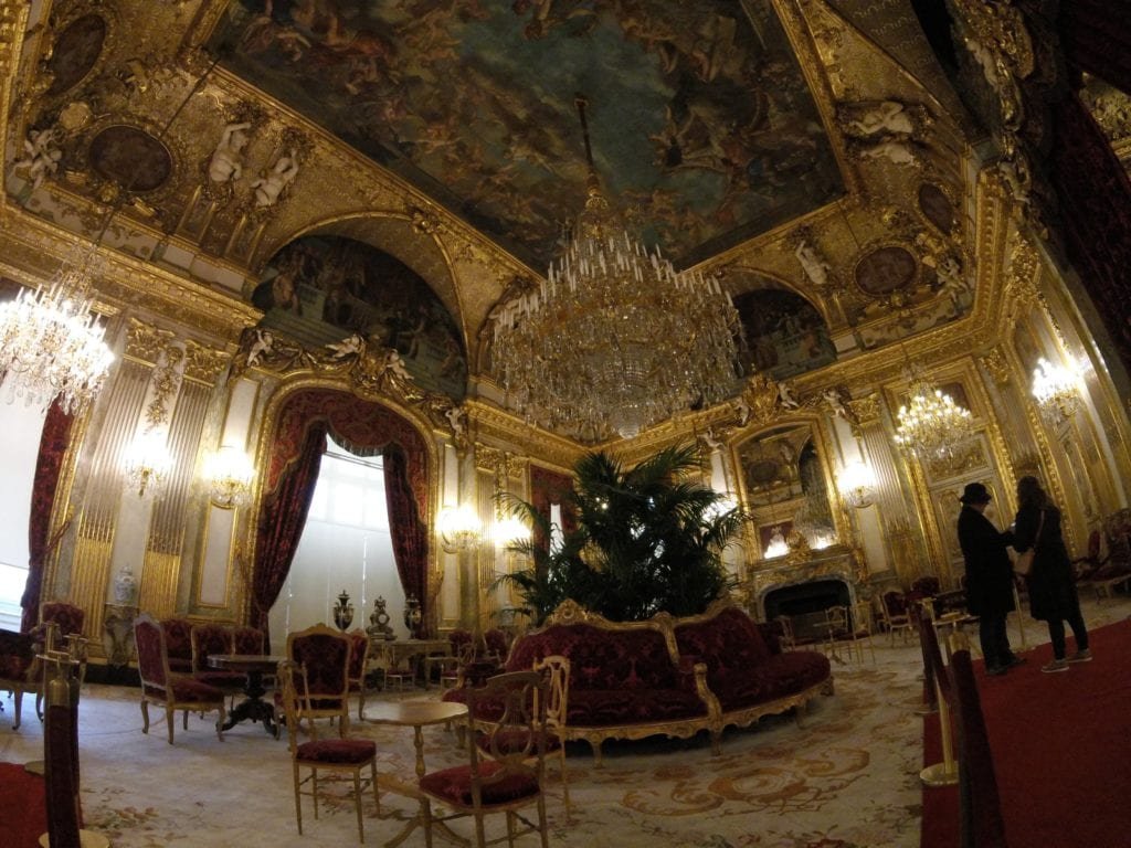 Apartamentos de Napoleão no Museu do Louvre em Paris