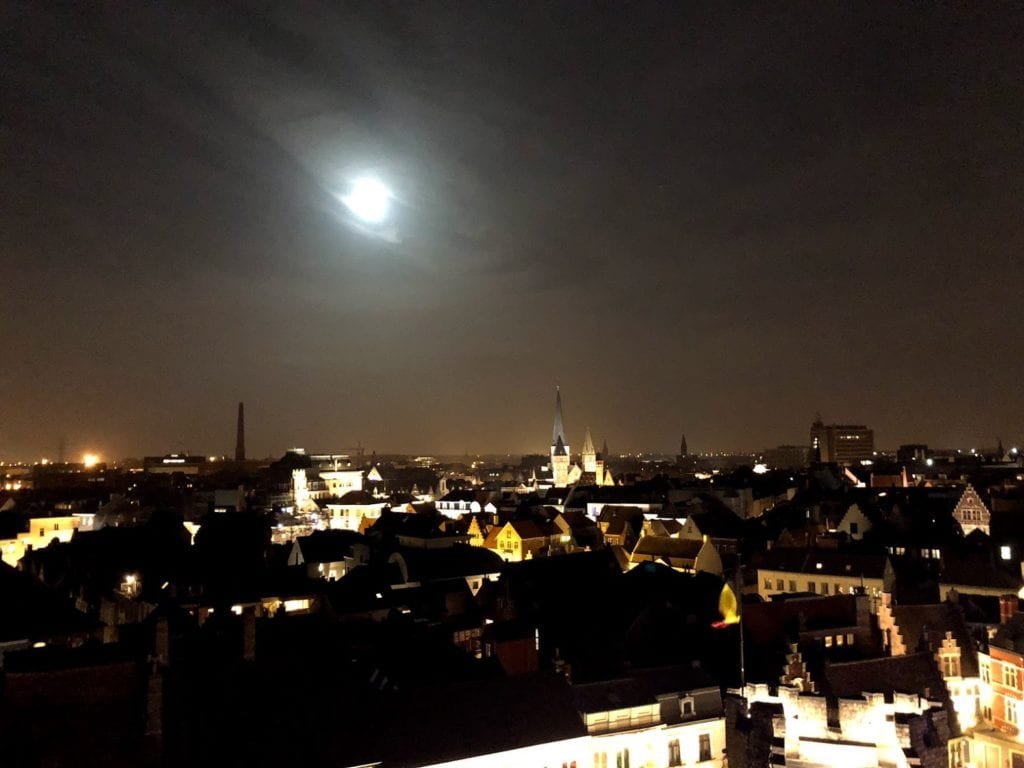 Turismo na Bélgica: Gent à noite, Castelo Gravensteen.