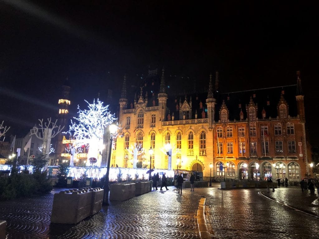 Grote Markt em à noite Bruges, Bélgica