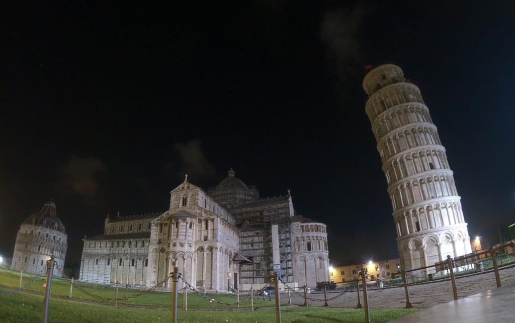 Torre de Pisa à noite