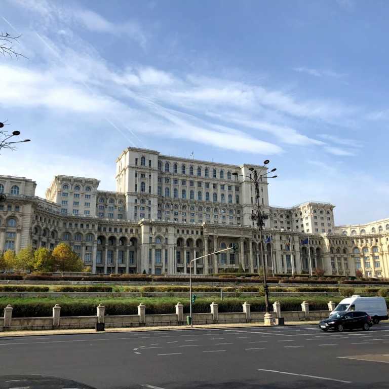 Visitando o Palácio do Parlamento em Bucareste!