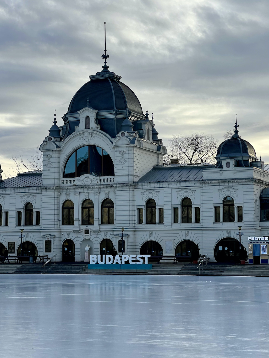 maior pista de patinação gelo europa budapeste