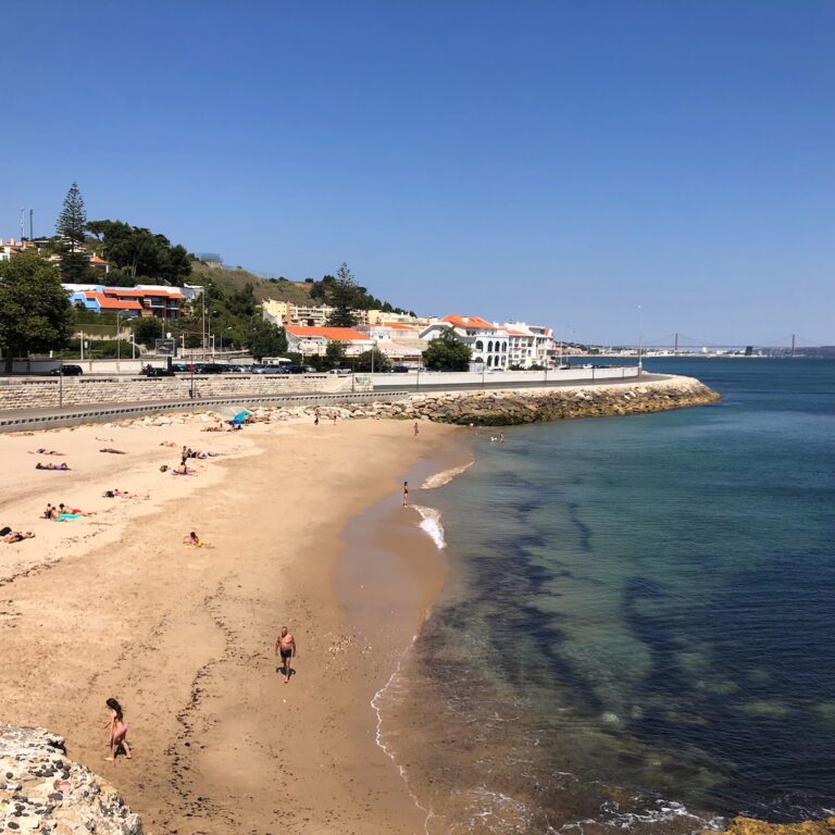 As melhores praias perto de Lisboa: guia completo para um verão perfeito!
